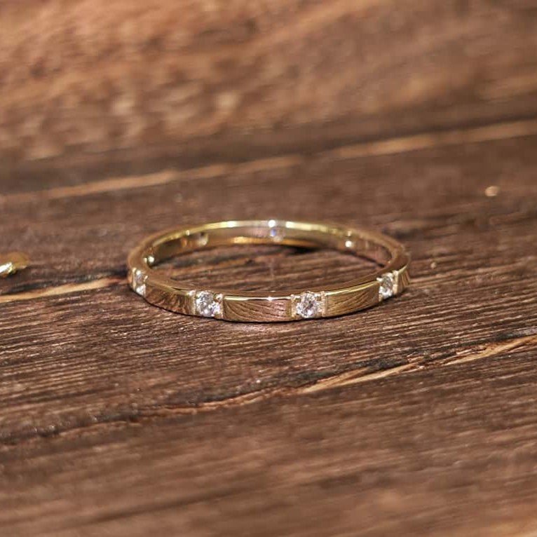 Black Pearl of Queens 2mm segment diamond band in 14K gold with nine round diamonds (0.21 ct)