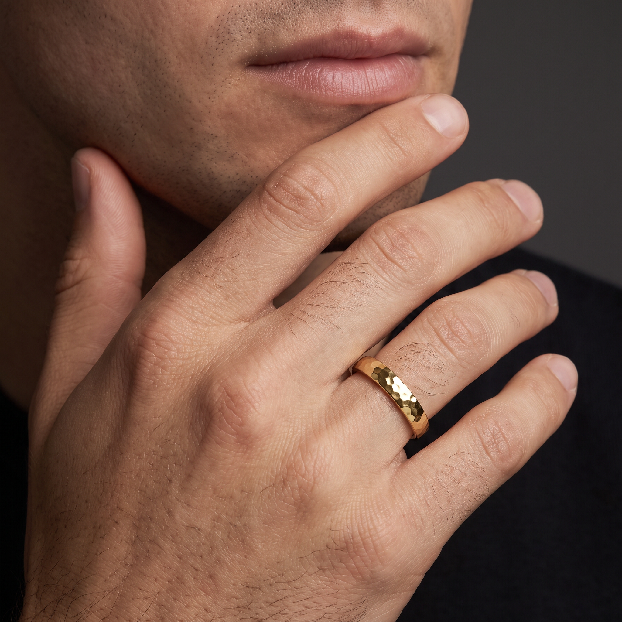 Man wearing the 4mm polished hammered wedding band in 14K yellow gold
