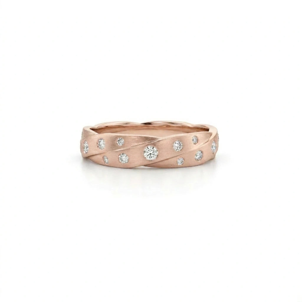 Twisted satin lab-grown diamond band in 14K gold, detail of the matte texture and sparkle